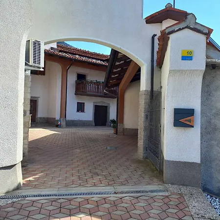 Homestead - Domacija - Nabergoj 아파트 Podnanos